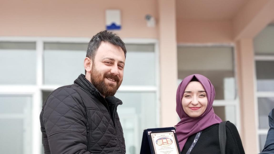 Okul Müdrümüz ''Mehmet BOZHAN'' öğretmenlerimize, Plaket takdim etti. Okul Müdürümüze teşekkür ederiz.